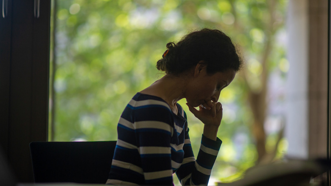 Frau hat Depressionen und grübelt