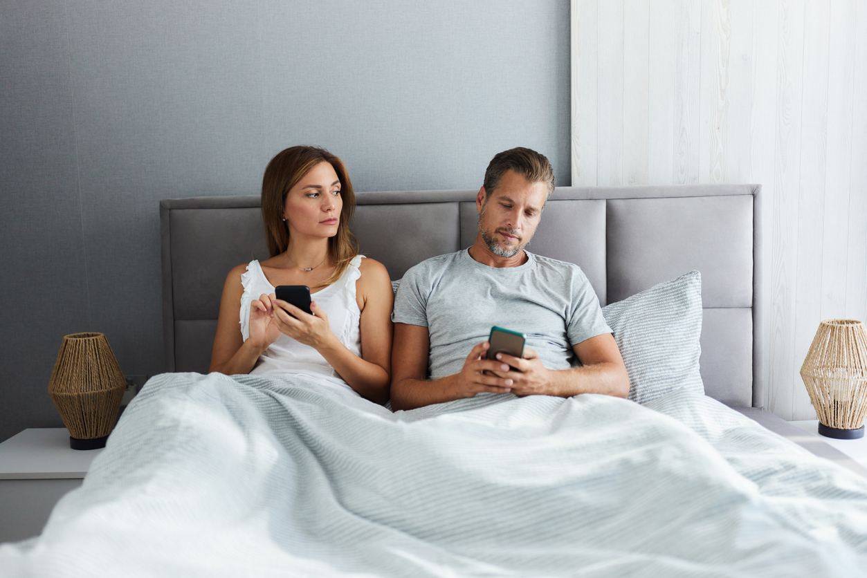 Handy im Bett statt Nähe und Sex Handy im Bett statt Nähe und Sex