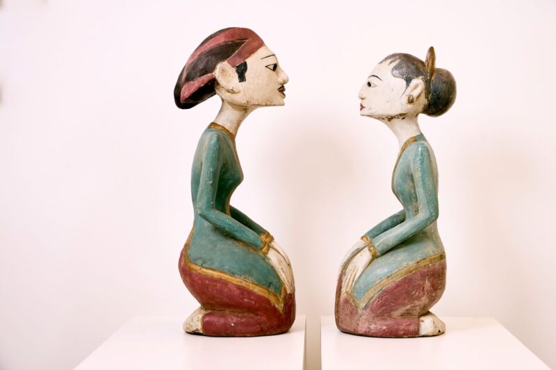 Zwei Figuren als Paar wendet sich einander zu